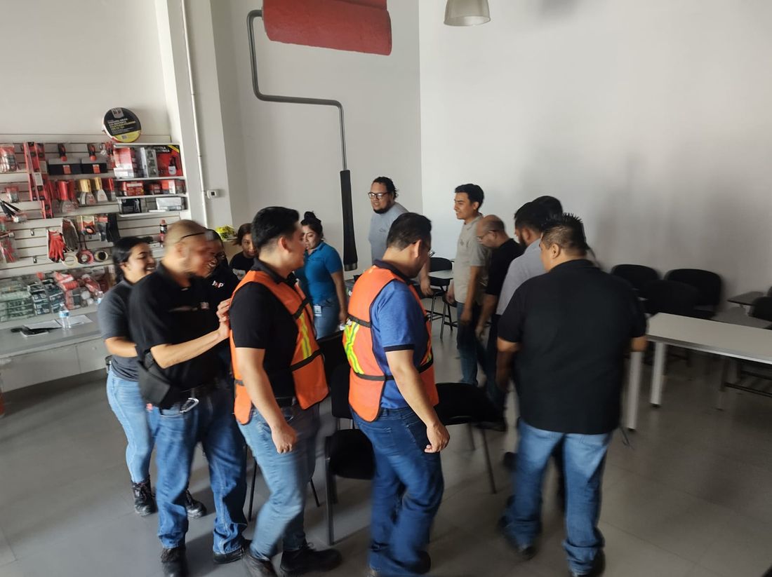 Participantes trabajando en equipo durante un taller empresarial